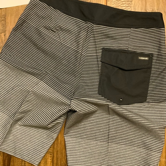 Quicksilver surfsilk swim trunks made from recycled plastic bottles. Size 29. - Picture 5 of 7